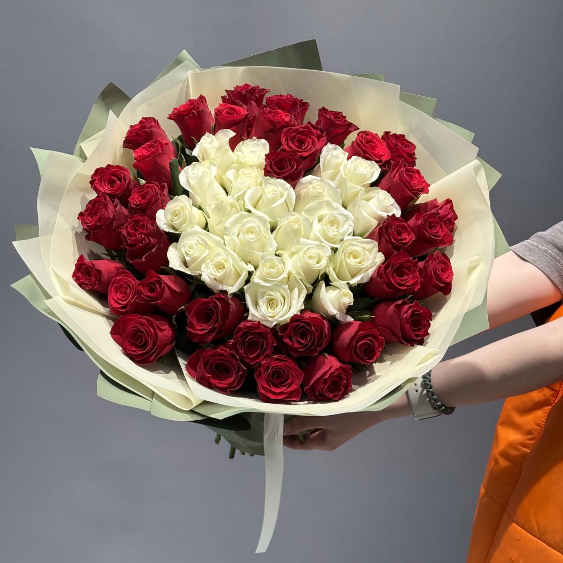 Корзина из 51 красной розы Сердце